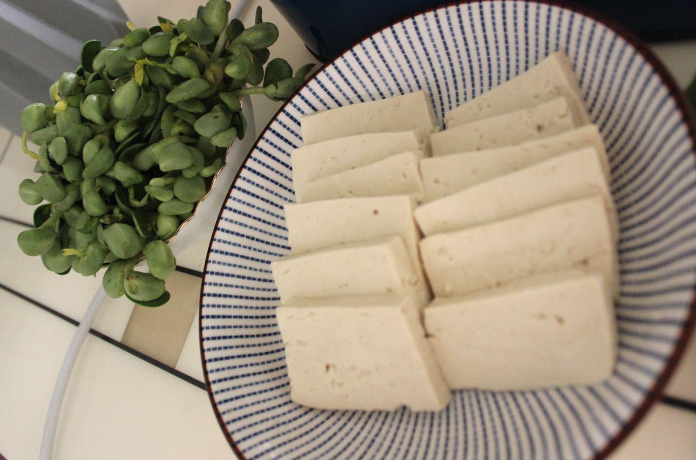 5,草鱼片成鱼片,用红薯淀粉和蛋清抓匀,腌渍片刻放入盘中.