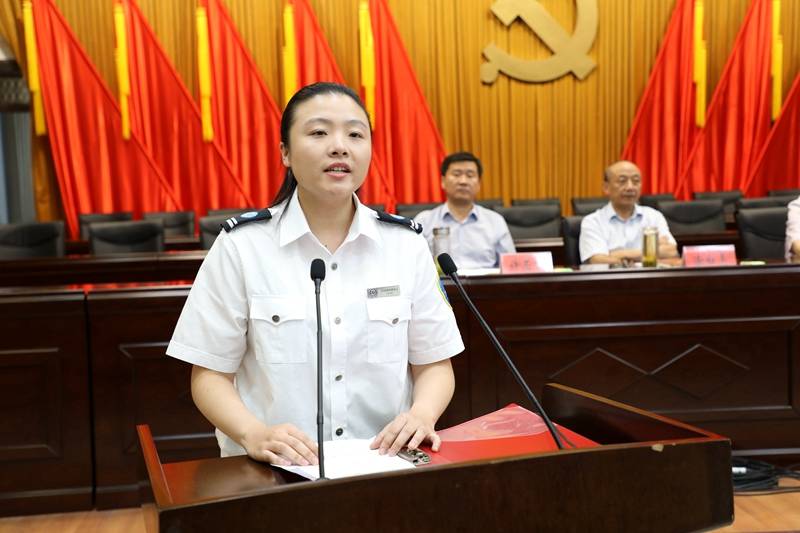 宣传部部长沈伟宣读县政府表彰决定出席领导会议现场潢川县隆重召开