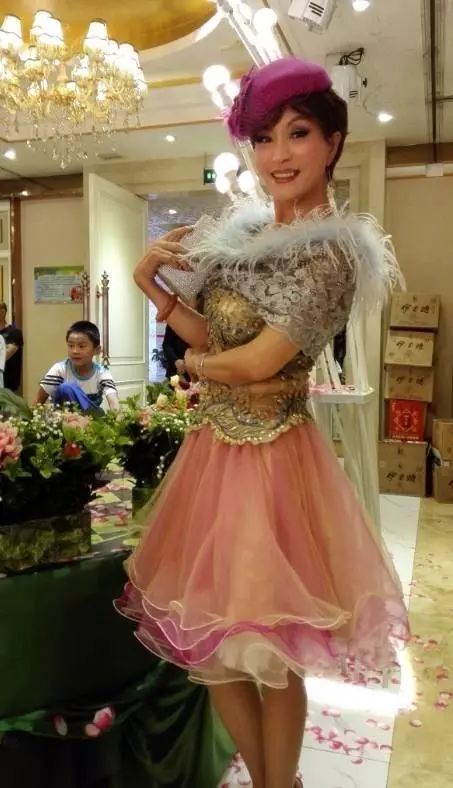 坚持30年不吃晚饭,这个62岁的中国美人令全世界落泪……_樊丽君