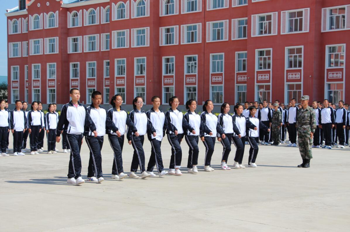 会操表演展风采 飒爽英姿致青春--额尔古纳市第一中学2019级新生军训