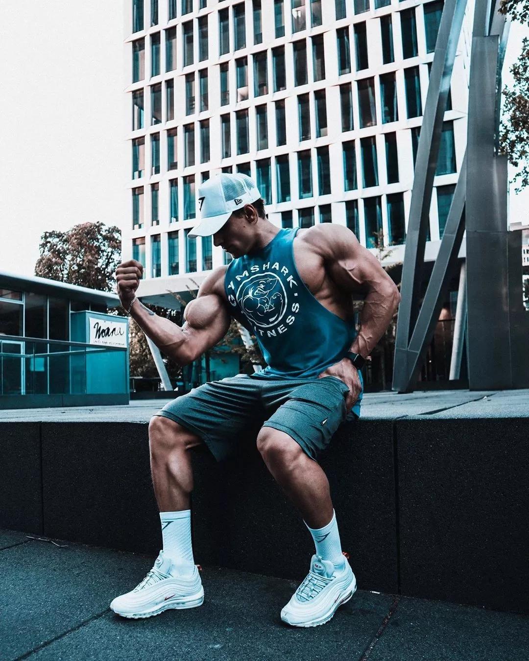 这位臂围45cm二头肌似小山包的猛汉奶爸堪称母鸡的噩梦