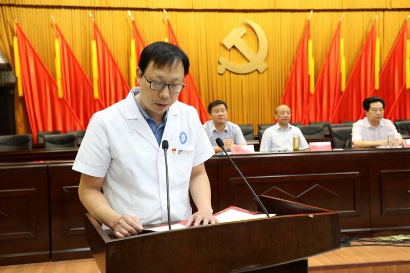 宣传部部长沈伟宣读县政府表彰决定出席领导会议现场潢川县隆重召开