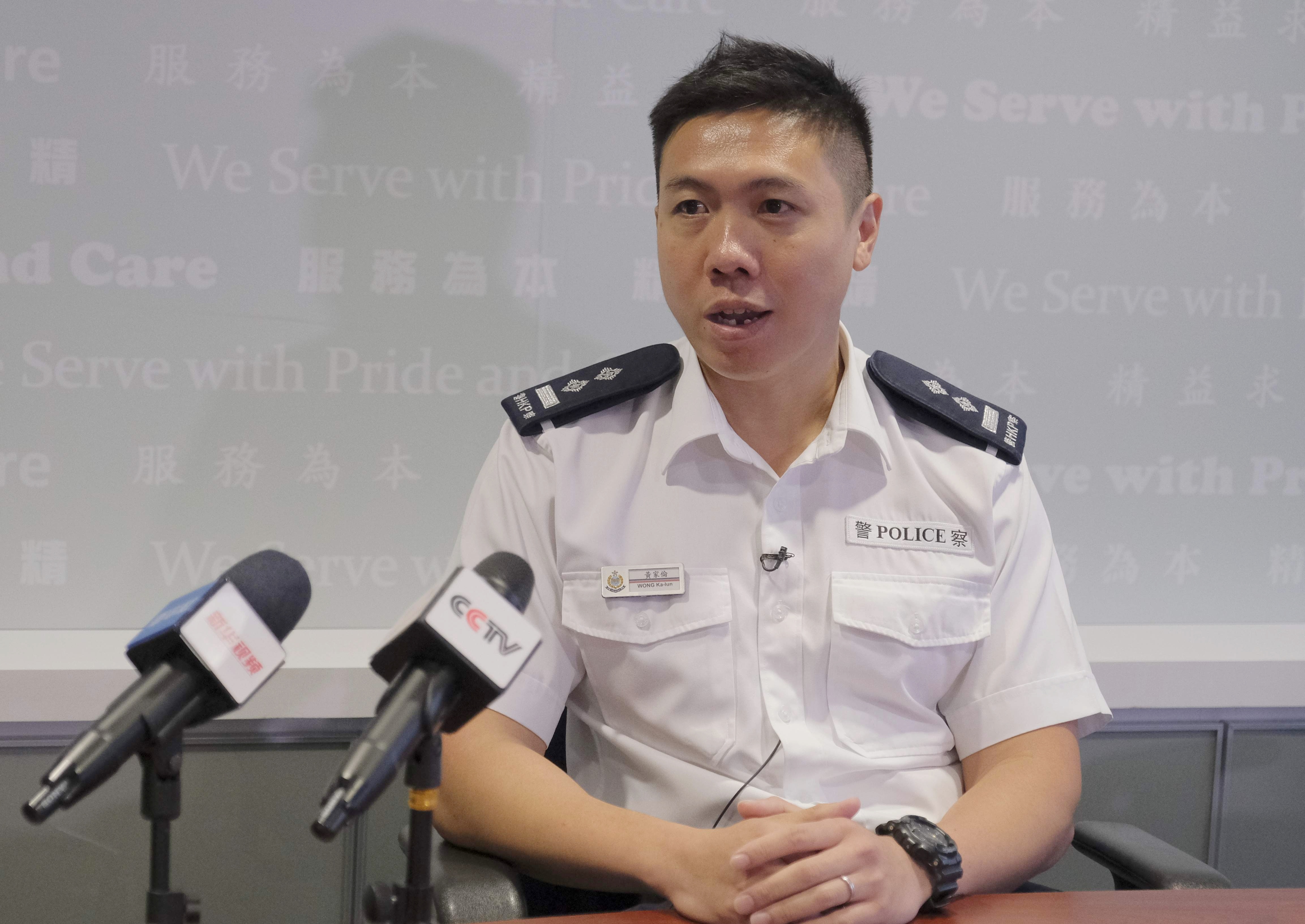 "在香港警察总部,香港警务处东九龙总区冲锋队高级督察黄家伦接受媒体