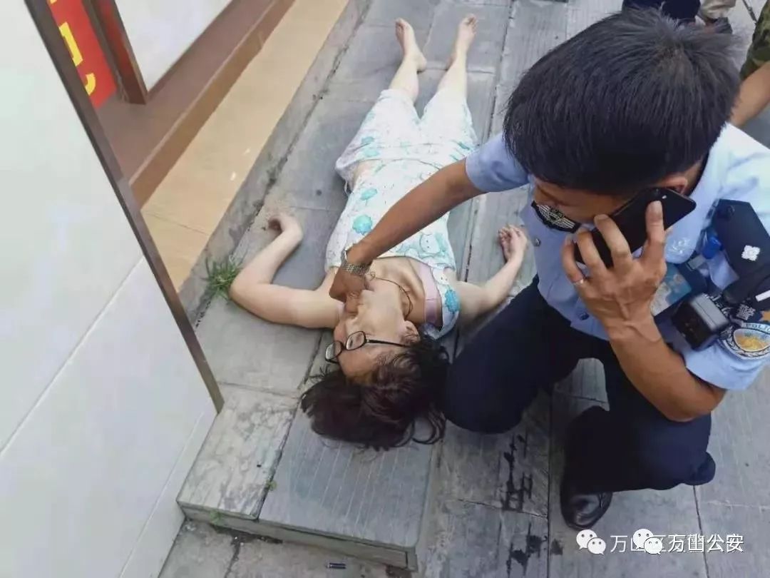 铜仁万山女子乘车中暑晕倒交警掐人中救命