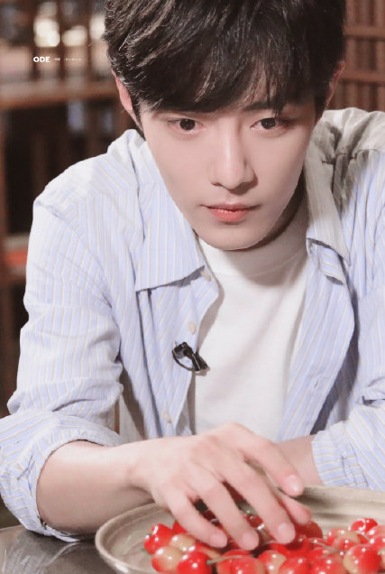 原创男星花式演绎白衬衫,肖战,王一博,朱正廷你站谁?