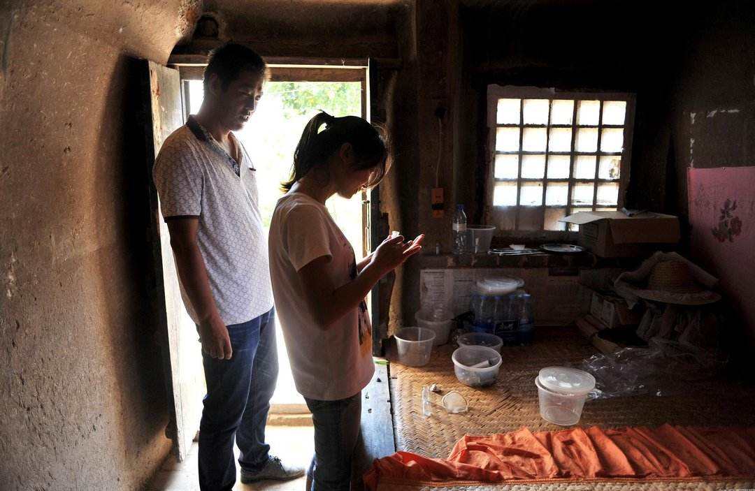 在农村有些夫妻,明明离了婚,可为什么却还住在一起?_离婚证