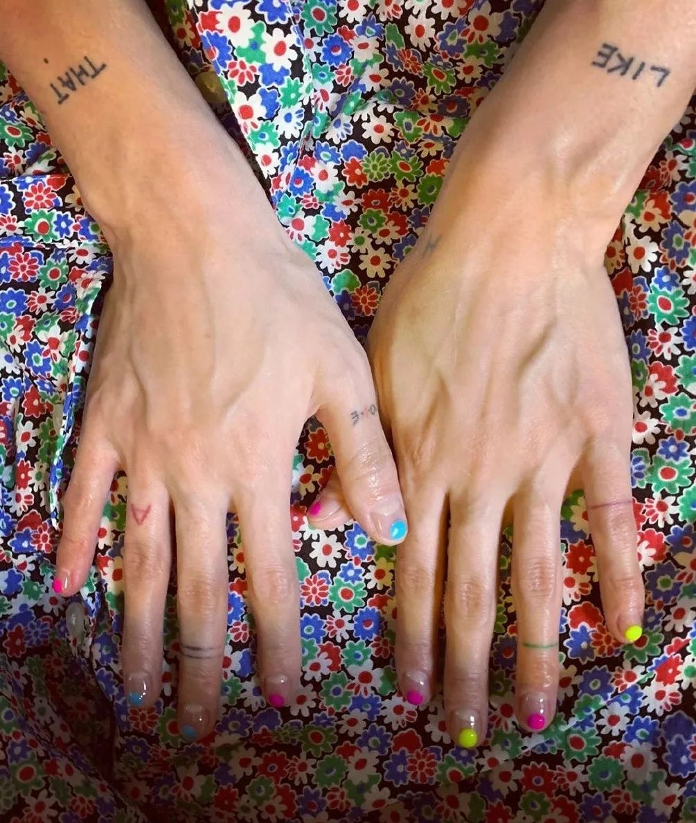 可以从一些 小的细节入手哦~ 同样配套的还有在美甲圈 很火的泫雅风