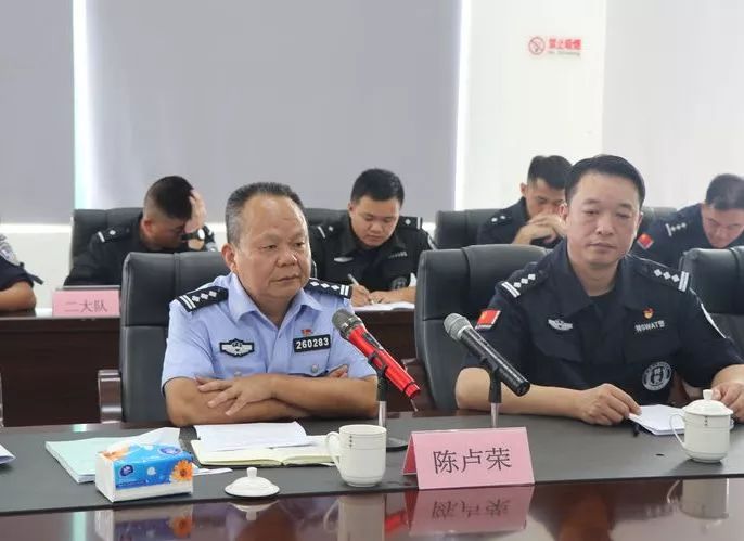 参观实战训练后,陈卢荣就如何加强我市公安应急处突队伍力量建设提出