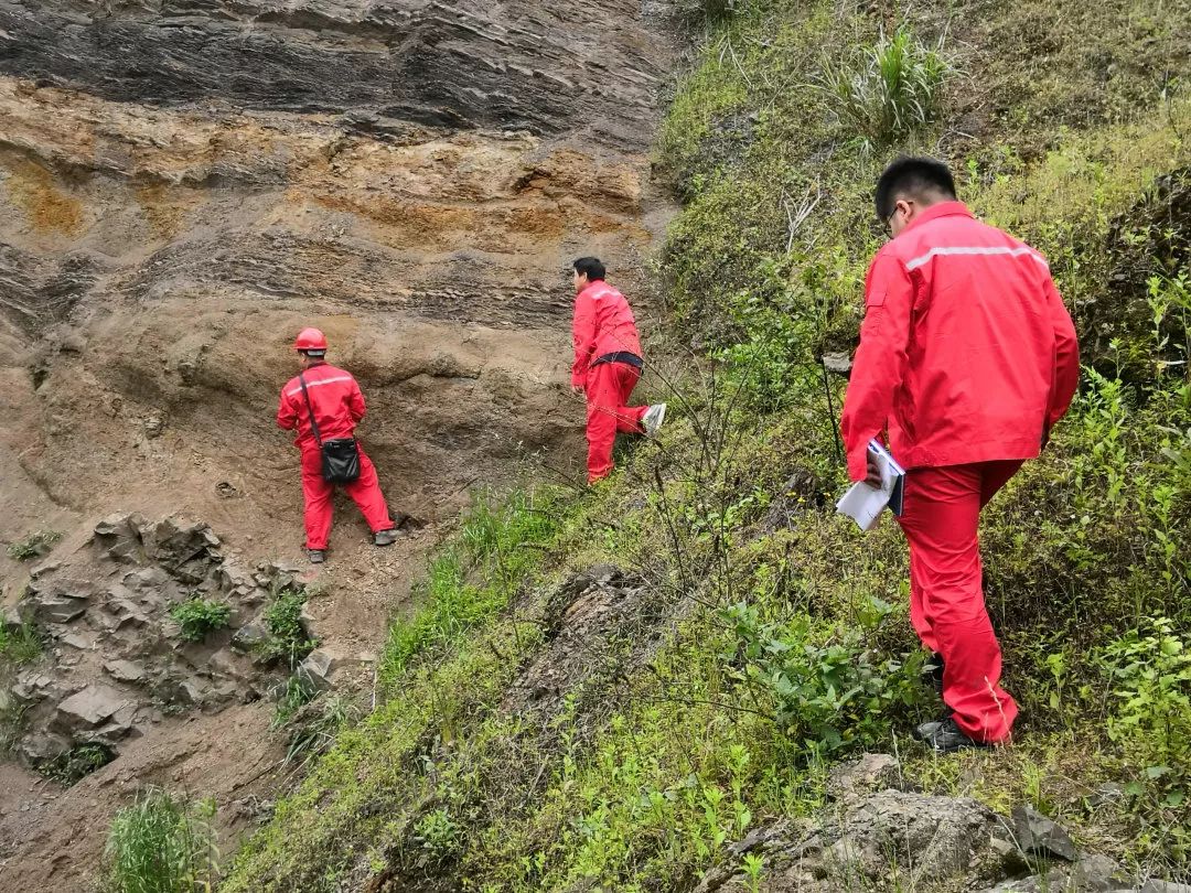 室科研人员在涪陵北部地区,对二叠系火山岩露头剖面,开展野外地质勘测