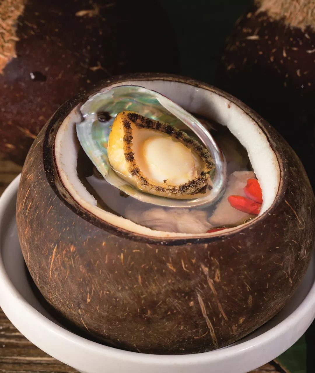 原只老椰炖鲍鱼raw abalone stewed in coconut整只椰子直接入料炖汤