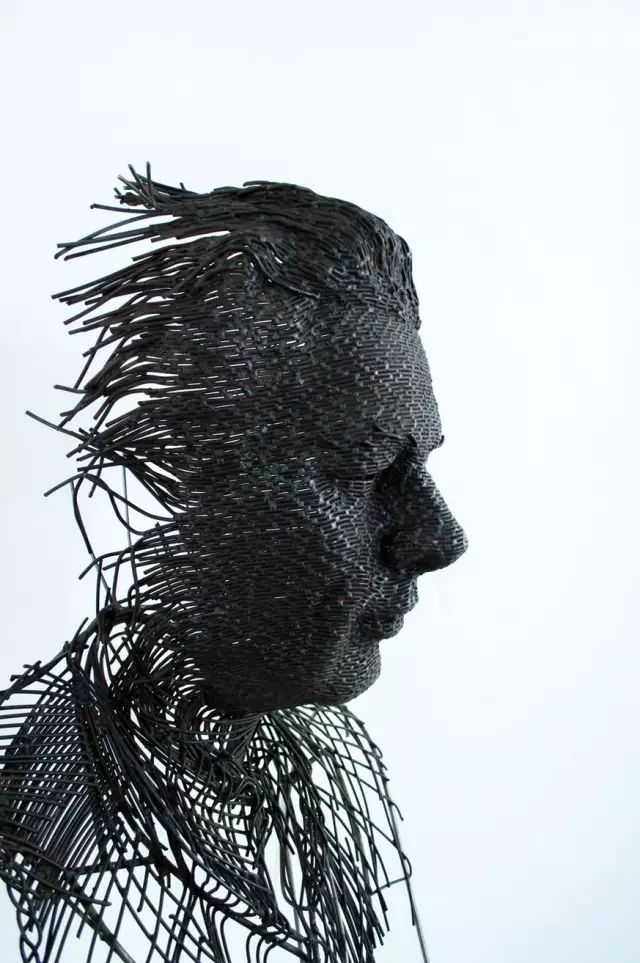 这位艺术家用工业金属线画出了历史人物的肖像