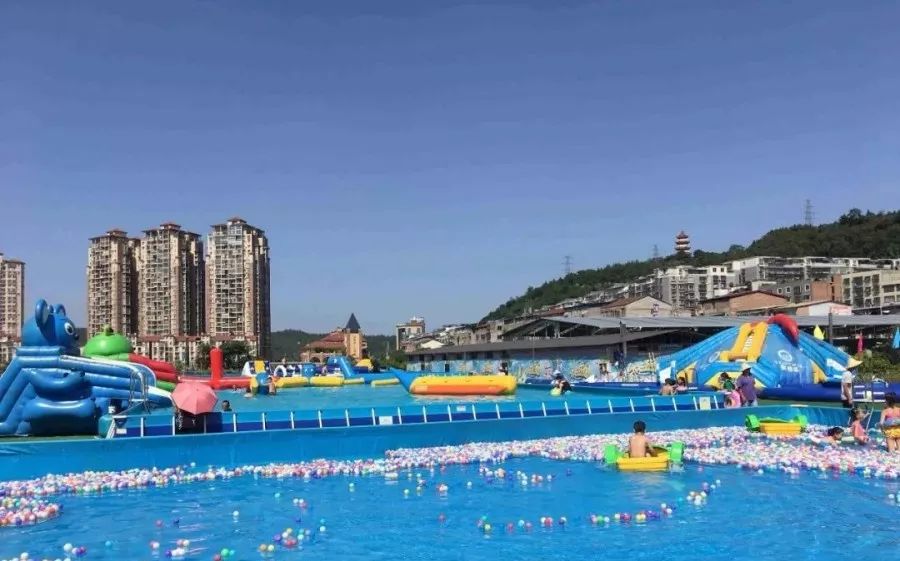 乐园还有大滑梯,水上充气城堡.