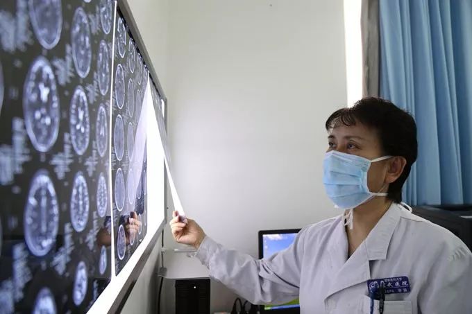 杨烁动情讲述曾经是患者永远是医生的这个人是谁