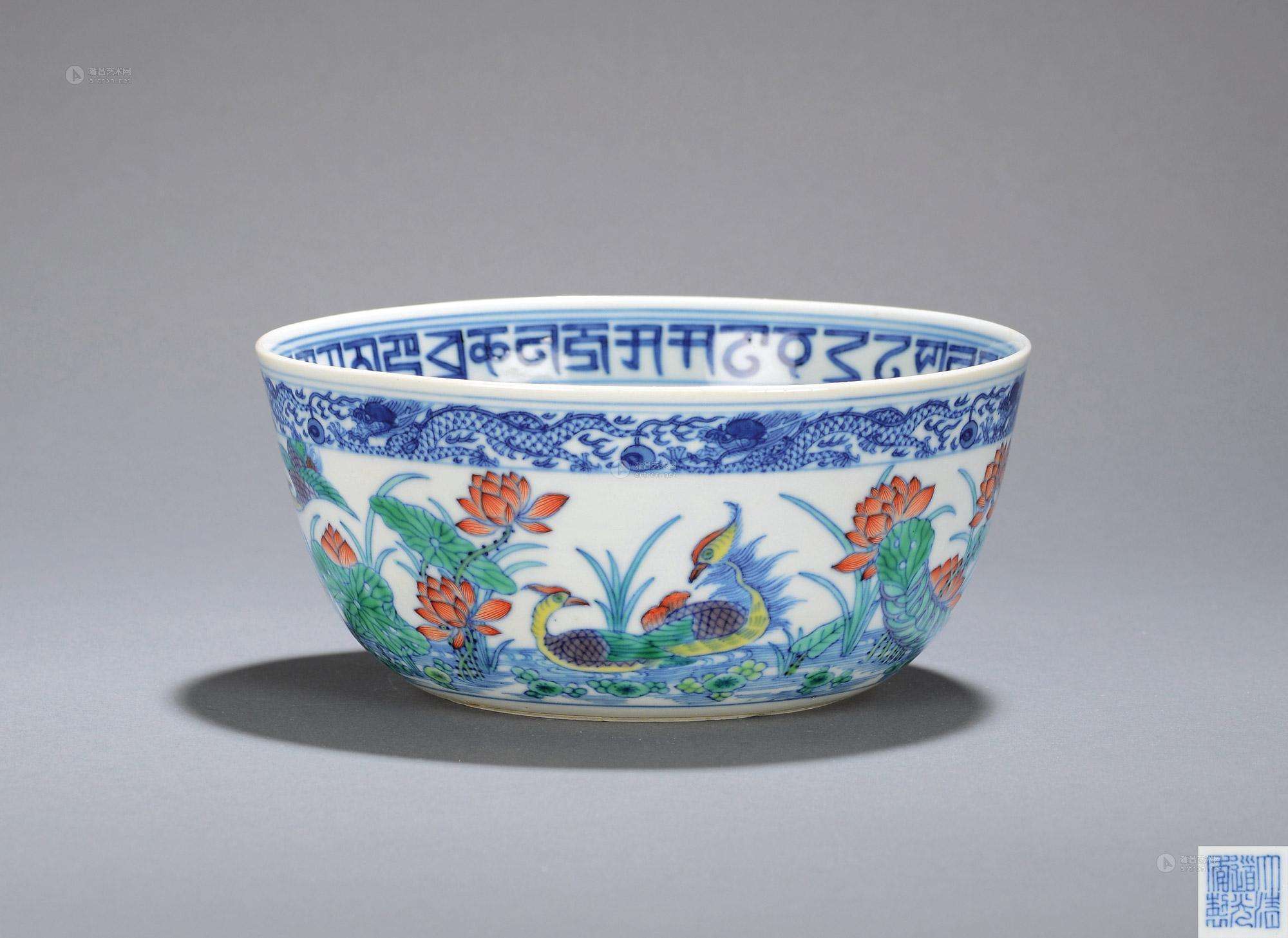 斗彩是预先在高温(1300°c)下烧成的釉下青花瓷器上,用矿物颜料进行二