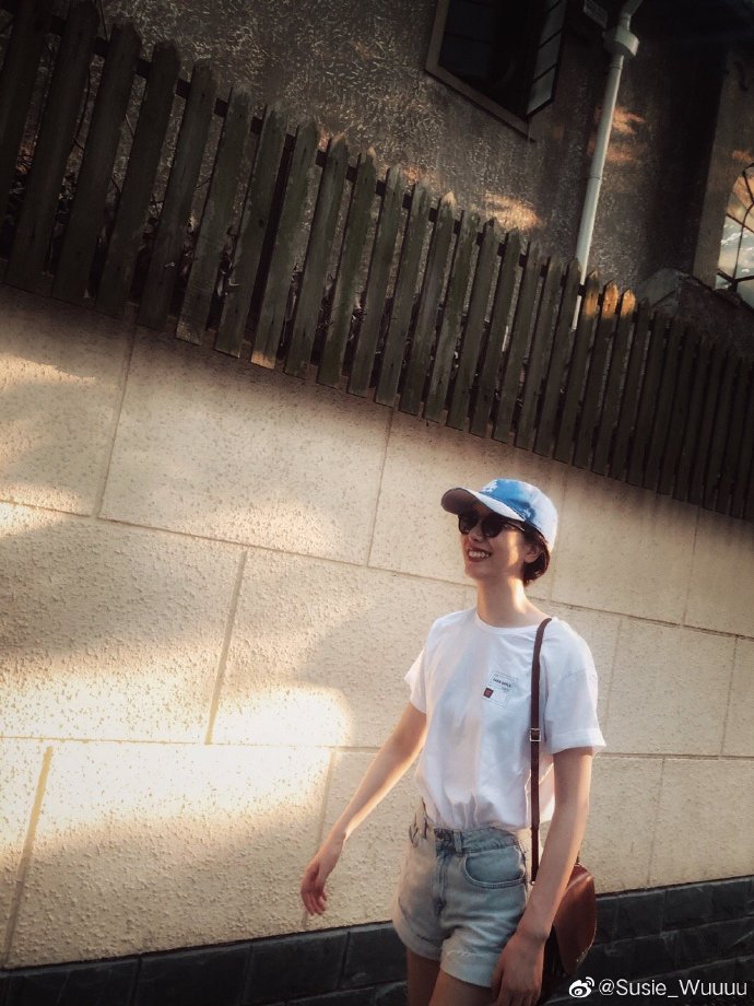 48岁李亚鹏新女友罕见晒照,穿热裤秀大长腿身材不输王菲_susie