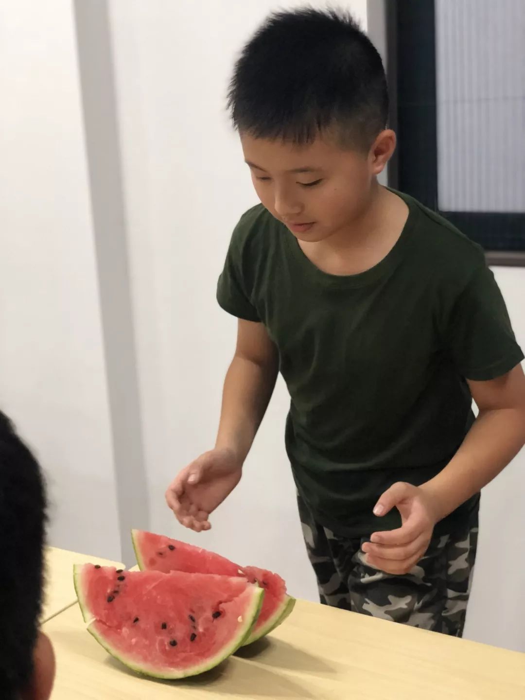 小小特工该有的气概到达营地换上军装我们个个意气风发○坐上大巴