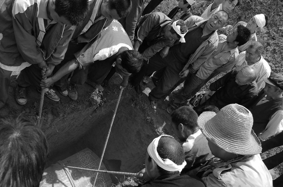 整个现场有指挥者,负责下葬的顺利有序.