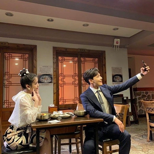 德鲁纳酒店iu吕珍九发cp照秀恩爱粉丝惊呼太般配了组图