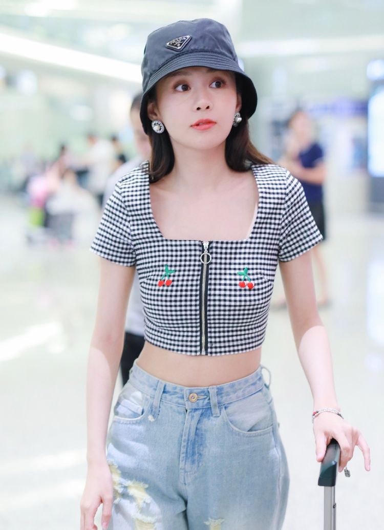 原创郑合惠子把机场当t台穿露脐t高调秀腰鸽子蛋耳饰抢尽风头