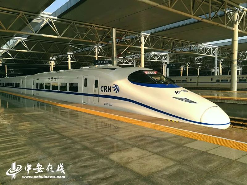 动车今天从阜阳高铁西站轨道上驶过