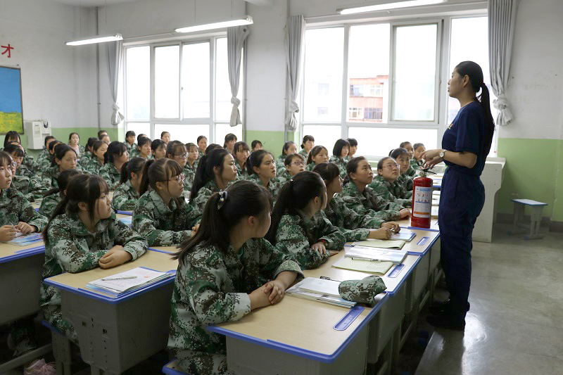 甘肃秦安:消防知识进军训 打响开学第一课