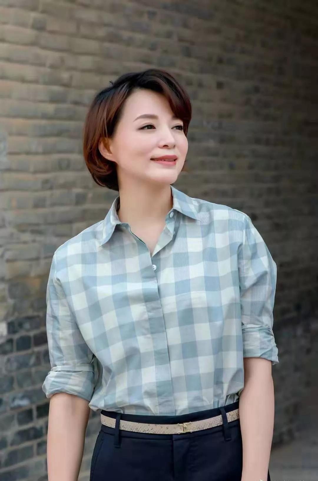 46岁董卿现身甘肃会宁拍摄宣传片冒雨参与慰问演出笑容太甜