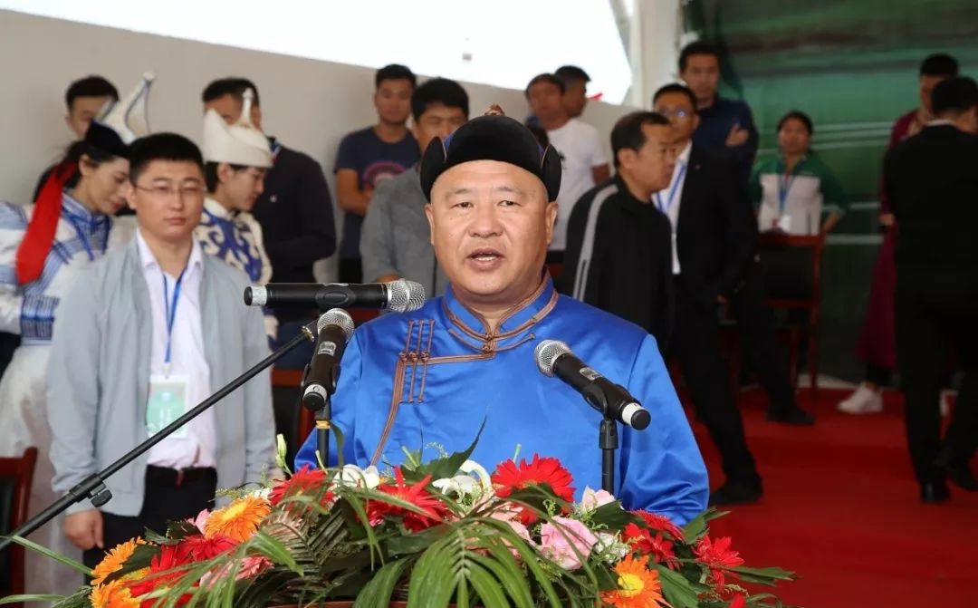 祭祀现场,扎旗旗委副书记,旗长赵田喜首先向苏力德献贡品,祝颂师诵