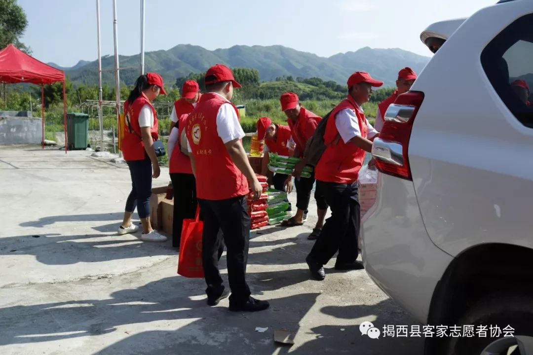 揭西这群人深入河婆几个村送去关爱送去温暖