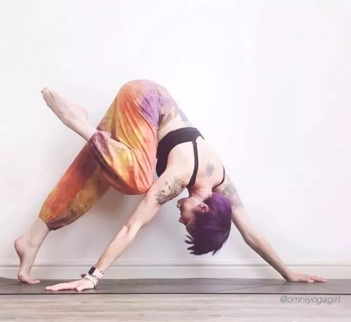 3个瑜伽下犬式变体检验你的瑜伽功力