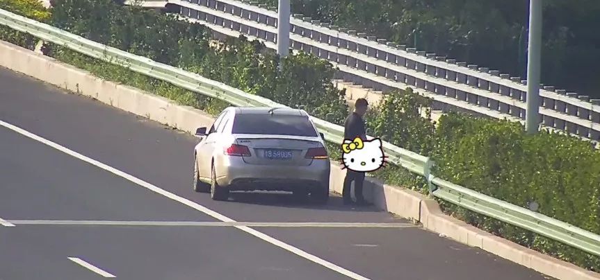在高速上"方便"为了图一时方便在高速上不乏这样的案例付出的是生命的