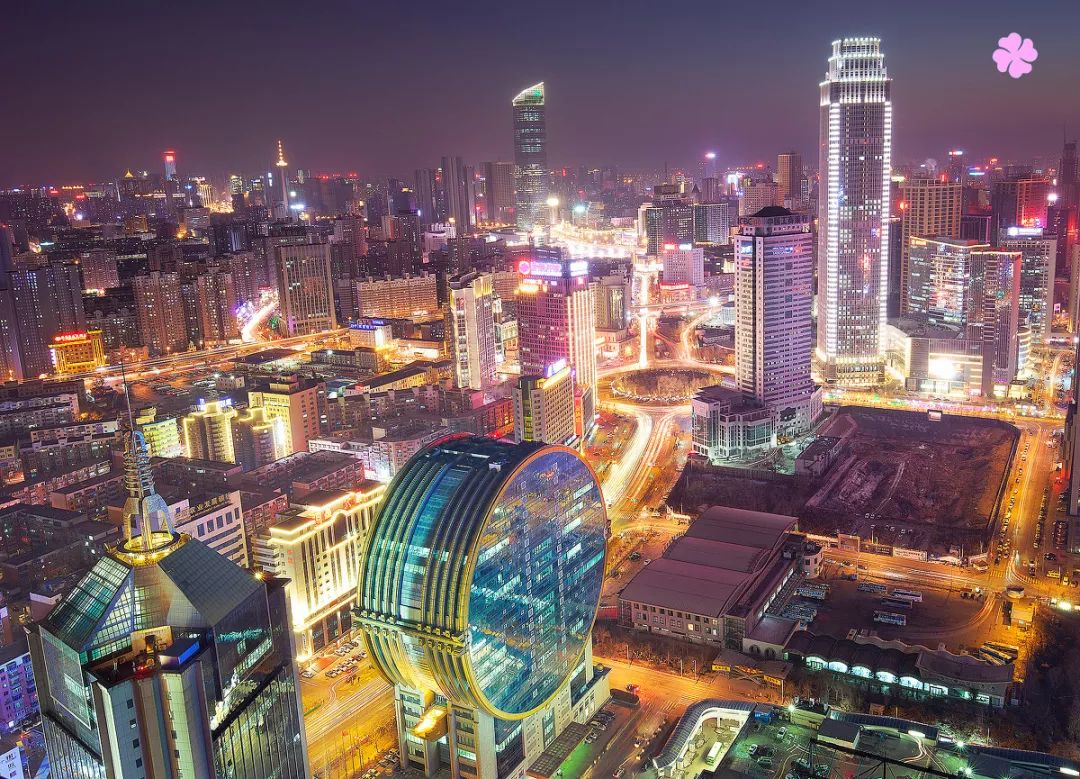 大桥,车水马龙,由点到线及面,在夜幕的笼罩下,灯光互相辉映,把城市之