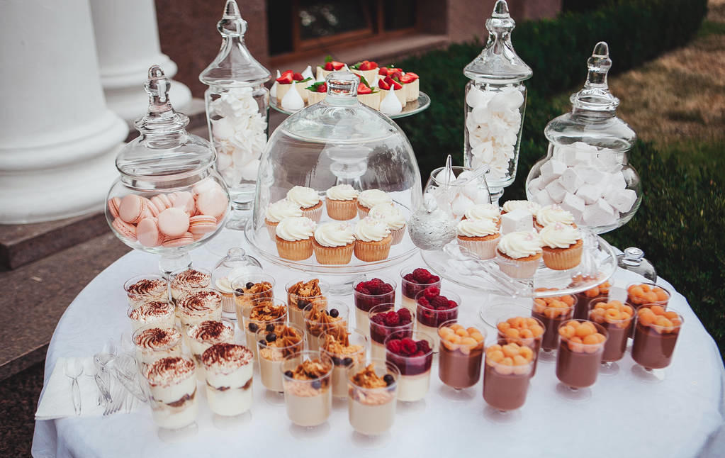 酒楼和酒店,西式的室外婚礼都成了新人喜宴的"根据地",以婚礼甜品为主