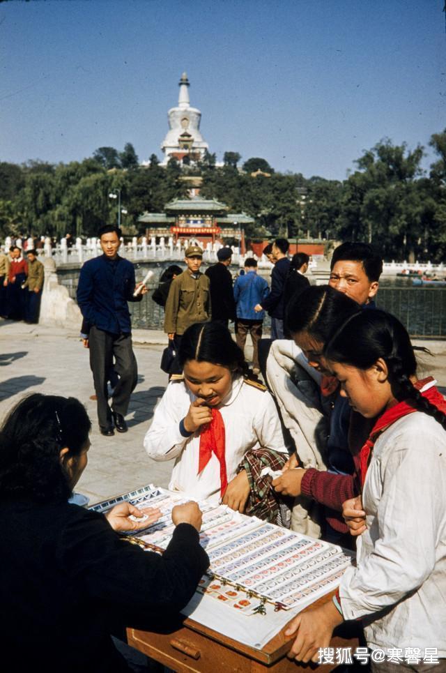 1957年阿尔巴尼亚人民以高涨热情参与政府的经济活动.