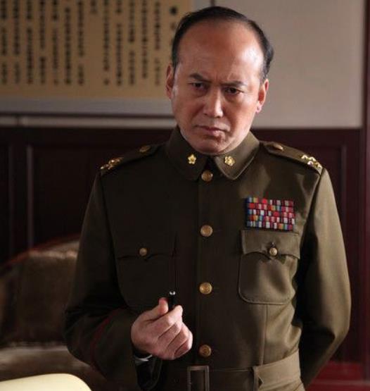 原创蒋介石批评部下此人撕下中将军衔这师长我不当了你另请高明