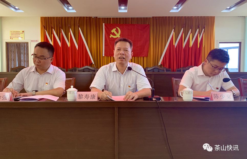 黎寿康书记在脱贫攻坚座谈会上表示,塔头镇和东园镇把握脱贫攻坚形势