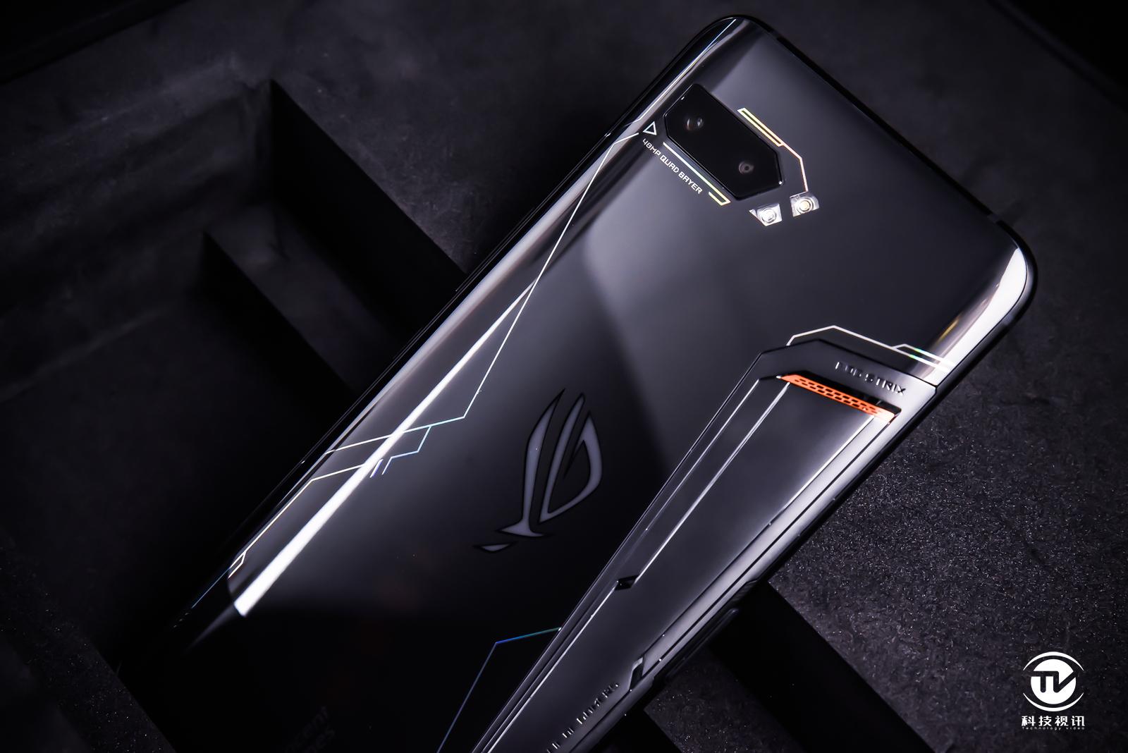 电竞酷炫机甲风十足 rog游戏手机2真机外观图赏
