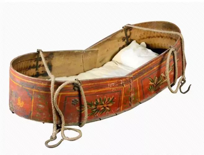 是满族人传统的育儿工具,悠车子也叫"悠车","吊起来"的便是悠车子.