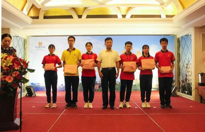 默默奉献的广大教育工作者致以崇高的敬意和亲切的问候,向杜彬许先生