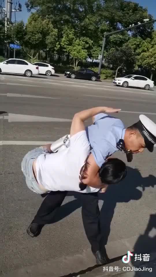 女子未系安全带被查后拒罚,街边撒泼被交警抱摔!