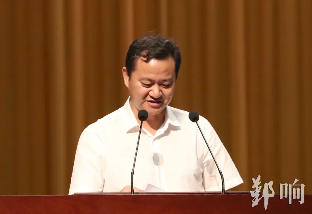 众志成城守望相助风雨中凝聚起自救互助的强大力量