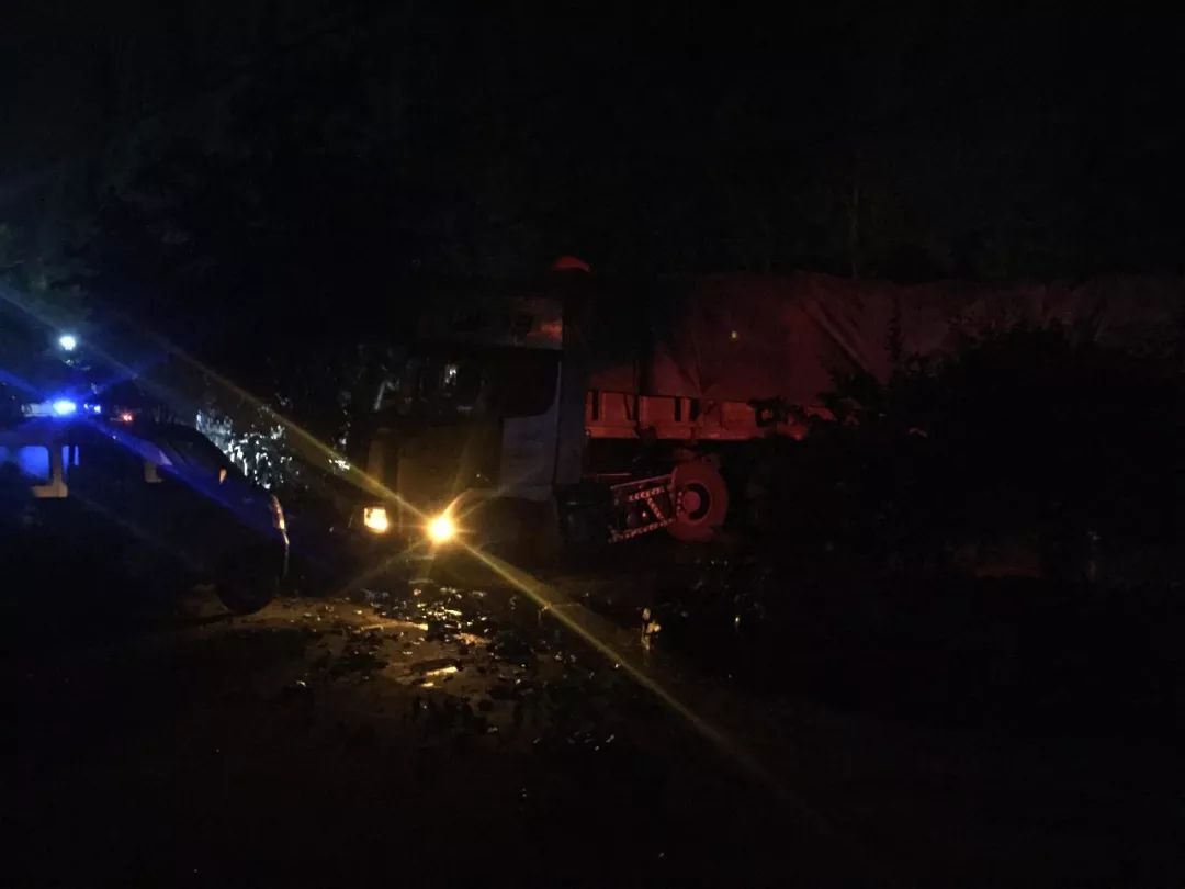 当时,桥头交警队,专职消防队,派出所,120救护车,均已在场,事故现场被