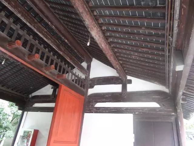 时期又出现了在下面安装雀替或替木的方法,增大梁架与柱子的接触面,并