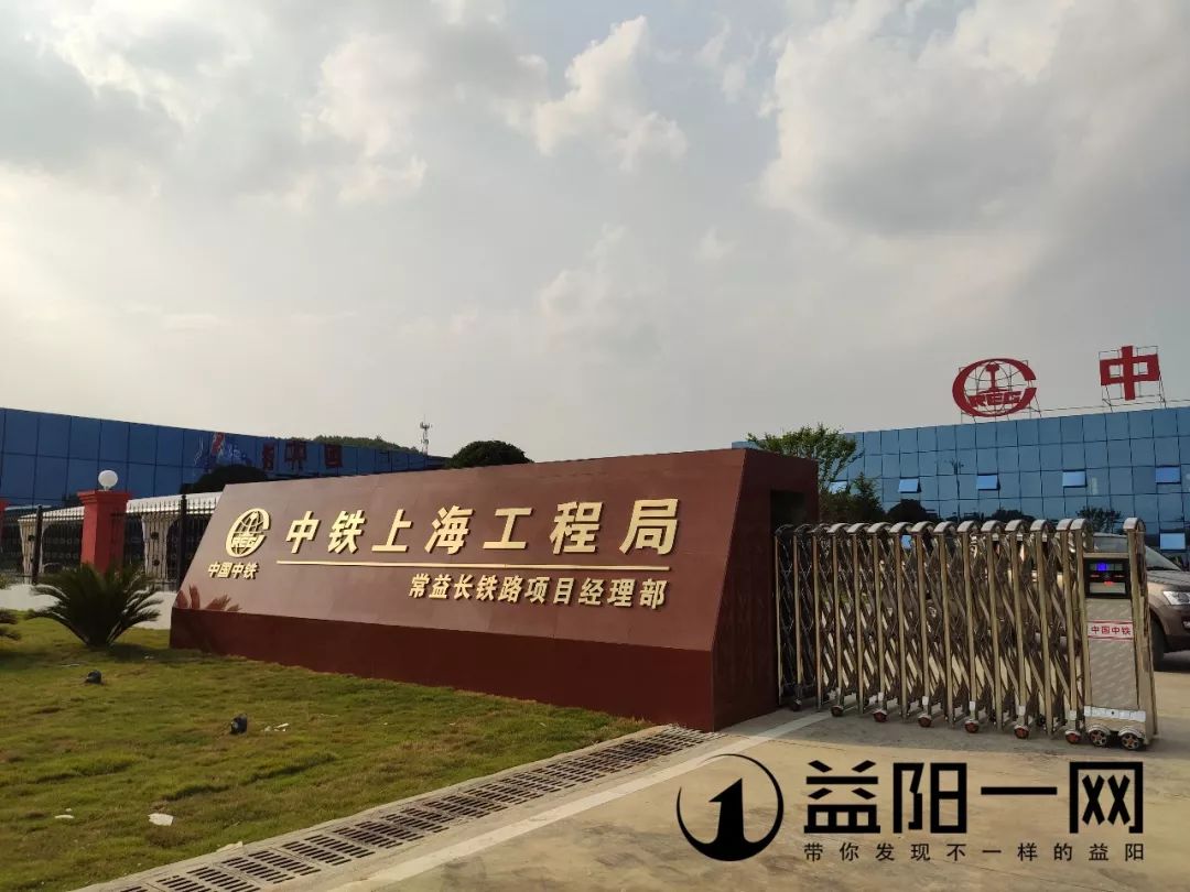 3月份时,这里还是一片黄土,几台挖掘机在工地上运作着,如今再来,一座