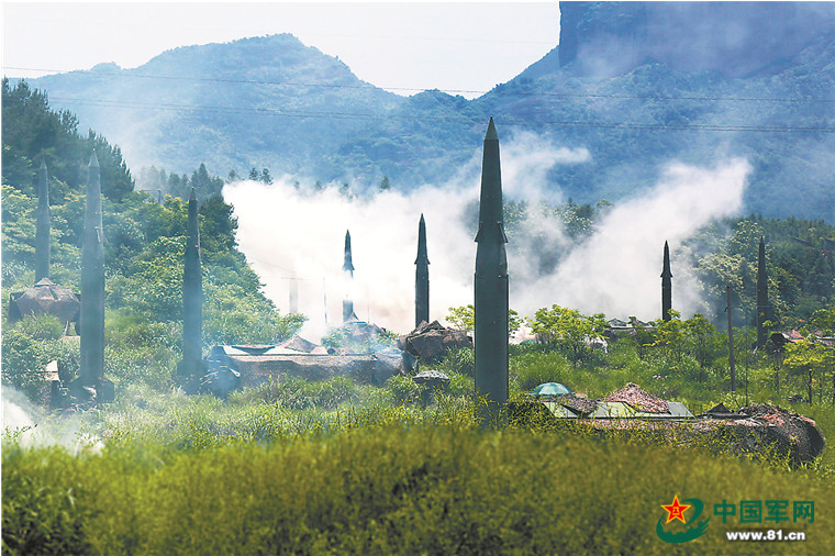 高温淬长剑:火箭军某导弹旅组织连续火力突击演练