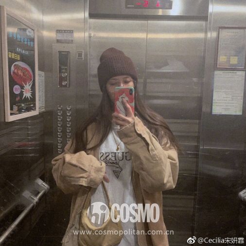 据说真人会比镜子里丑30所以这些明星才对镜自拍