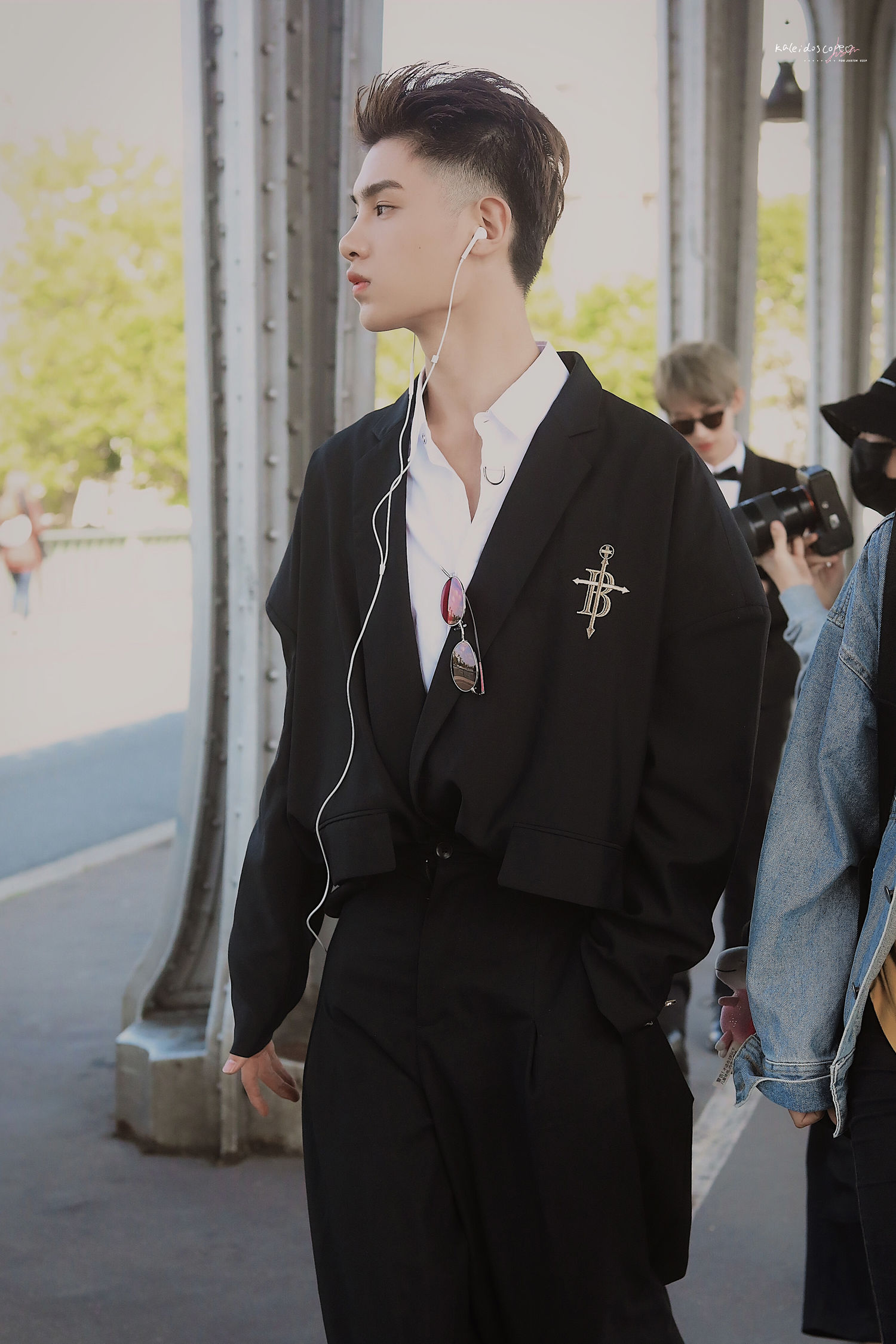 今日分享漂亮贵族小王子justin黄明昊巴黎街拍大片公开