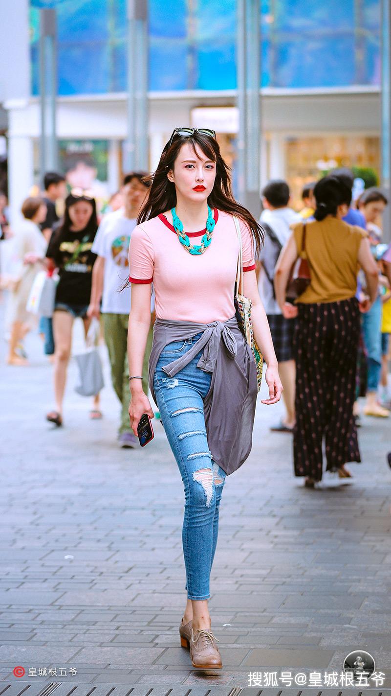 街拍自带慵懒随性的街头穿搭很多女孩在穿搭中都会喜欢的造型