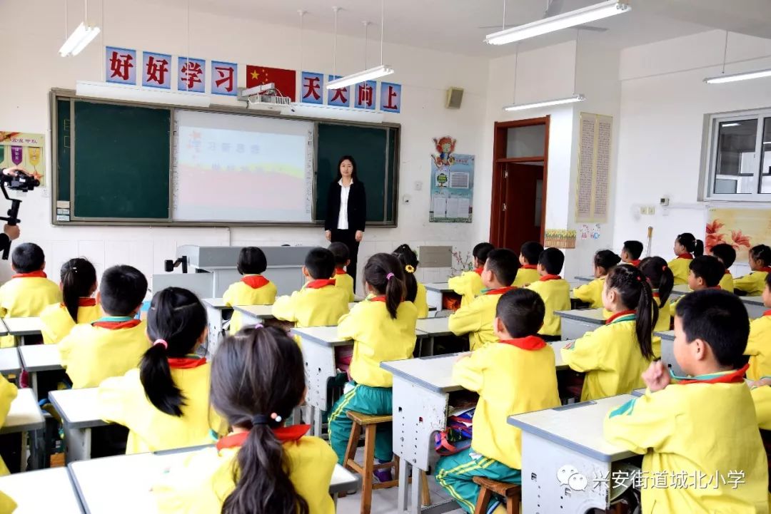 我和我的祖国潍坊安丘市城北小学师生唱响今天是你的生日献礼新中国