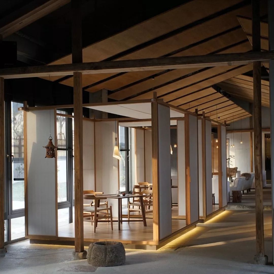 再往前是两个半开放的茶室,这些部分都是开放体验区,所有人都可以进入