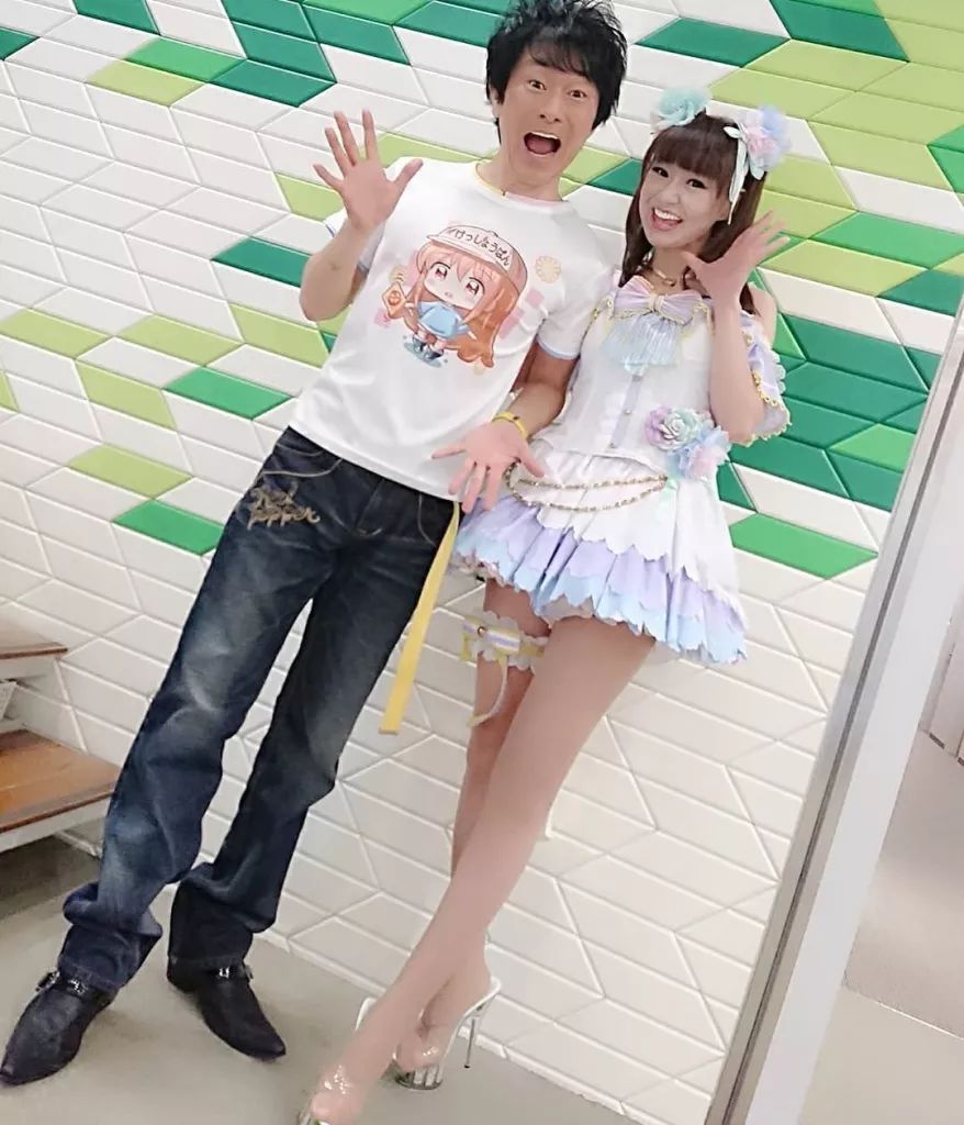 日本50岁美魔女cos16岁女高中生,这大长腿毫无违和感!_尾崎